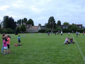 Les enfants jouent sur la pelouse du terrain de football